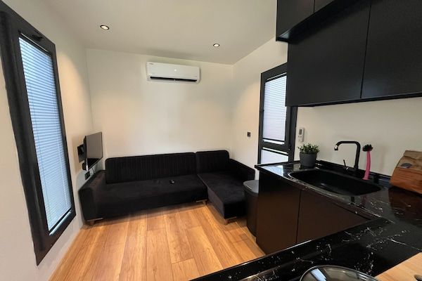 Woonkamer - Tiny House in Nederland met Tuin in Lathum (1)