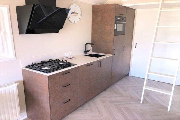 Keuken - Chalet in Nederland met Twee Terrassen in Lathum (2)