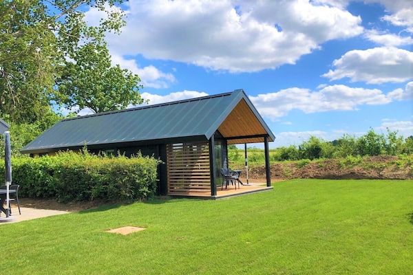 Buitenkant - Chalet in Nederland met Twee Terrassen in Lathum (5)