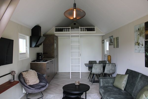 Woonkamer - Chalet in Nederland met Twee Terrassen in Lathum (1)