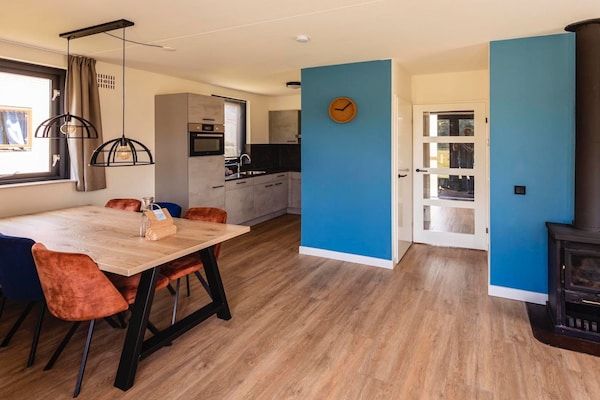 Eetkamer - Woning aan het water nabij Nijmegen in Ewijk (4)