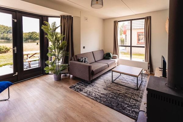 Woonkamer - Woning aan het water nabij Nijmegen in Ewijk (2)