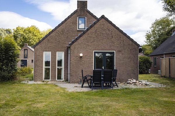 Buitenkant - Bosvilla met privéterras in Ewijk (1)