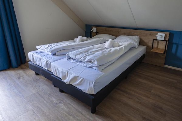 Slaapkamer - Bosvilla met privéterras in Ewijk (5)