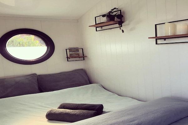 Slaapkamer - Romantisch uitje in een boothuis in Lathum in Lathum (3)