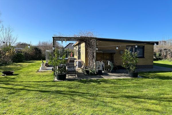 Buitenkant - Mooie bungalow met ruime tuin in De Cocksdorp (2)