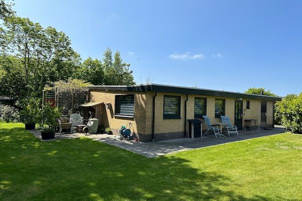 Buitenkant - Mooie bungalow met ruime tuin in De Cocksdorp (3)