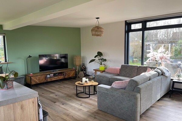 Woonkamer - Mooie bungalow met ruime tuin in De Cocksdorp (4)