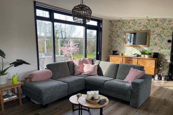 Woonkamer - Mooie bungalow met ruime tuin in De Cocksdorp (5)