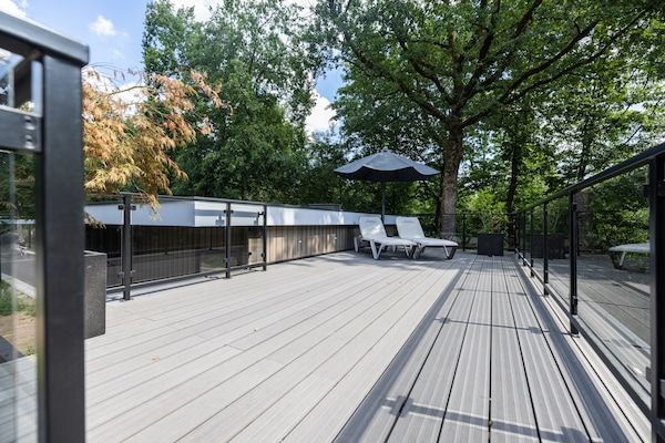 Terras - Bosverblijf met verwarmd zwembad in Hoenderloo (4)