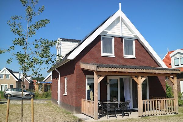 Buitenkant - Lakeview villa met zwem- en vissteiger in Simonshaven (2)