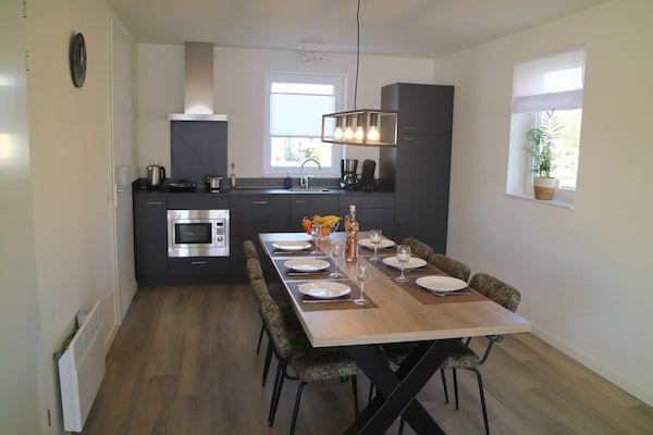 Eetkamer - Lakeview villa met zwem- en vissteiger in Simonshaven (5)