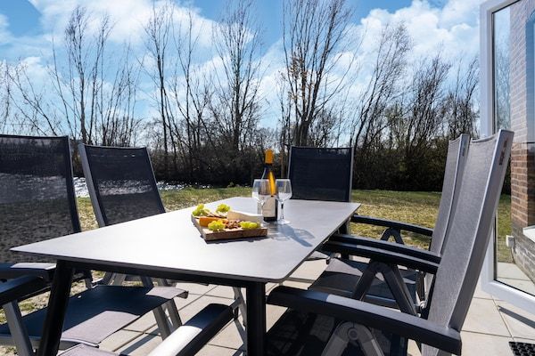 Terras - Vakantiehuis met veel privacy in Simonshaven (3)