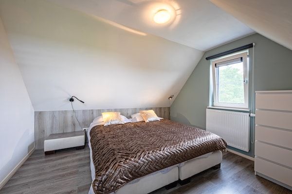 Slaapkamer - Vakantiehuis bij duinen met wellness tuin in Den Burg (5)
