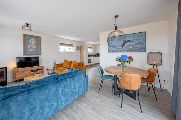 Woonkamer - Vakantiehuis nabij bos met wellnesstuin in Den Burg (3)