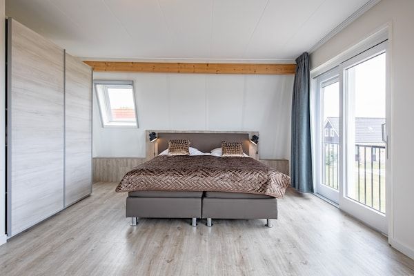 Slaapkamer - Vakantiehuis nabij bos met wellnesstuin in Den Burg (5)