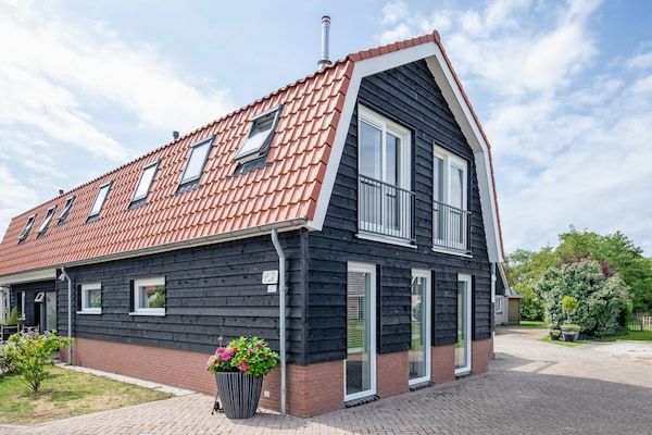 Buitenkant - Vakantiehuis nabij bos met wellnesstuin in Den Burg (1)