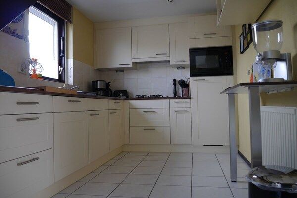 Keuken - Zonnedek van de villa in Julianadorp (5)