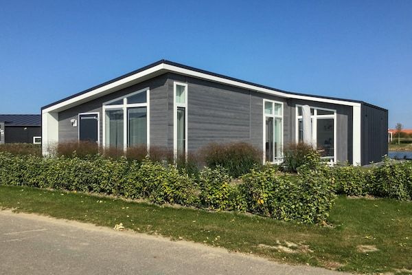 Buitenkant - Chalet in Zeeland met Sauna aan het Water in Wemeldinge (1)