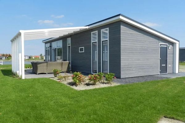 Buitenkant - Huis aan het meer in Zeeland in Wemeldinge (1)