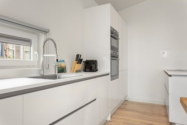 Keuken - Vakantiehuis in Zeeland met Terras aan de Kreek in Wemeldinge (5)