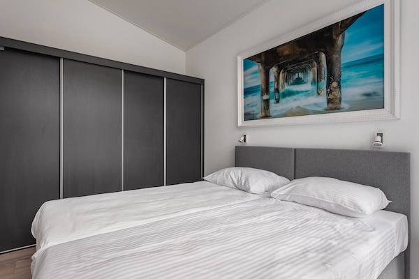 Slaapkamer - Vakantiehuis in Zeeland met Terras aan de Kreek in Wemeldinge (4)