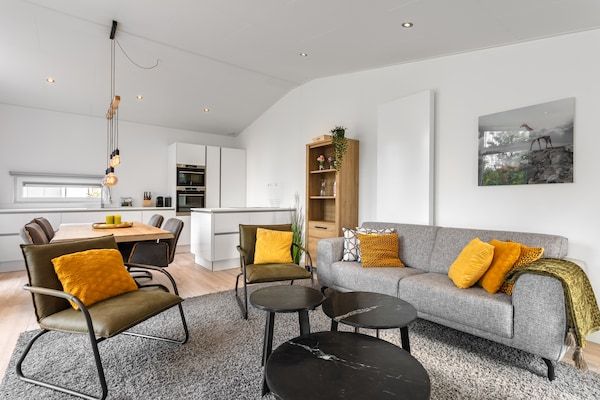 Woonkamer - Vakantiehuis in Zeeland met Terras aan de Kreek in Wemeldinge (2)