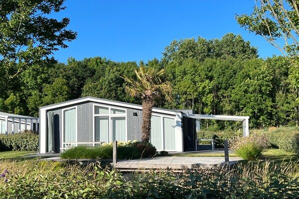 Buitenkant - Vakantiehuis in Zeeland met Terras aan de Kreek in Wemeldinge (1)