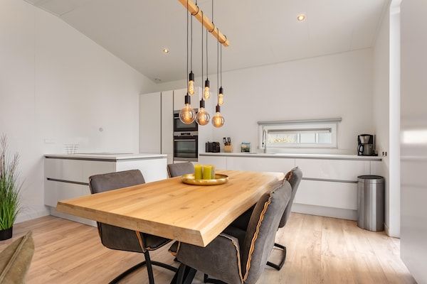 Eetkamer - Vakantiehuis in Zeeland met Terras aan de Kreek in Wemeldinge (3)