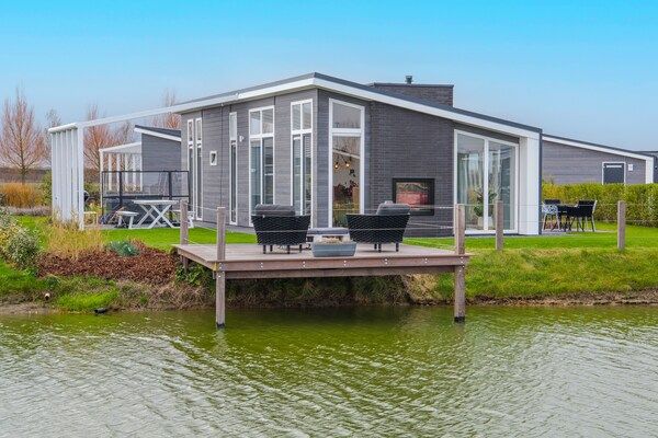 Buitenkant - Vrijstaand Huis aan Meer in Zeeland Park in Wemeldinge (1)