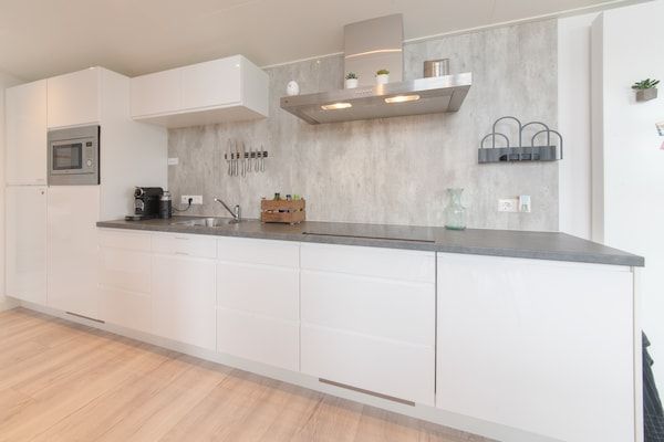 Keuken - Vrijstaand Huis aan Meer in Zeeland Park in Wemeldinge (4)