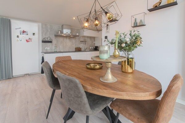 Eetkamer - Vrijstaand Huis aan Meer in Zeeland Park in Wemeldinge (5)