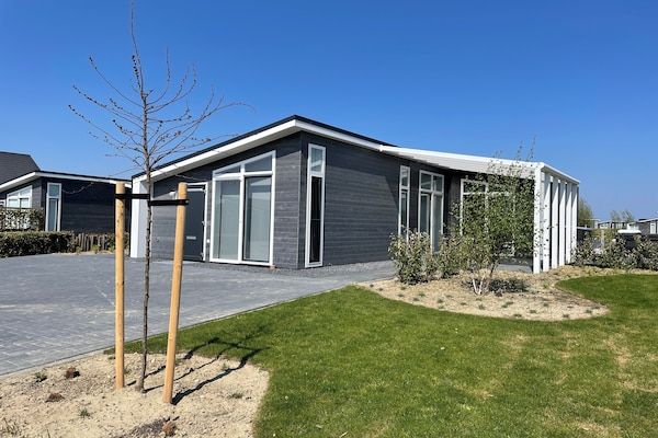 Buitenkant - Chalet in Zeeland met eigen aanlegsteiger in Wemeldinge (1)