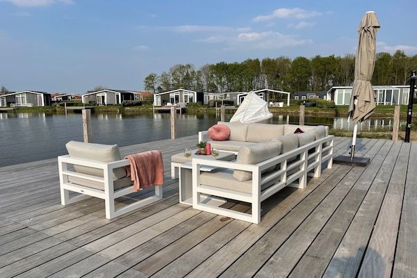 Terras - Chalet in Zeeland met eigen aanlegsteiger in Wemeldinge (5)
