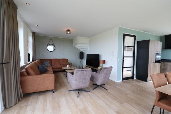 Woonkamer - Villa in Leons met Friese charme in Leons (5)