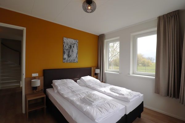 Slaapkamer - Villa in Leons met Friese charme in Leons (4)