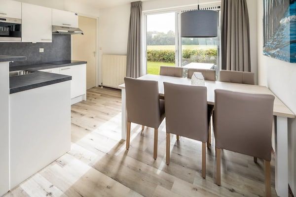 Eetkamer - Bungalow met privésauna aan de kust in Scharendijke (3)