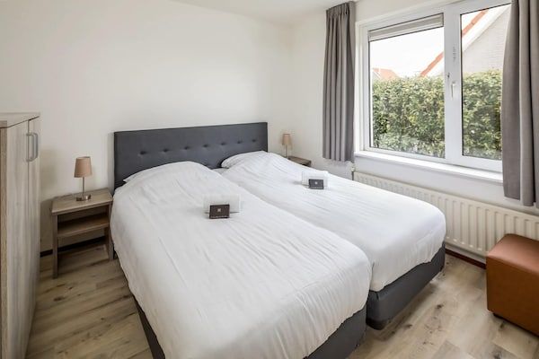Slaapkamer - Bungalow met privésauna aan de kust in Scharendijke (2)