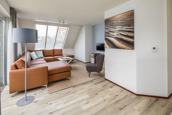 Woonkamer - Bungalow met privésauna aan de kust in Scharendijke (1)