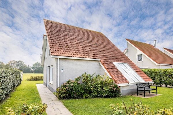 Buitenkant - Bungalow met privésauna aan de kust in Scharendijke (5)
