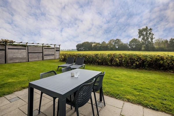 Terras - Bungalow met privésauna aan de kust in Scharendijke (4)