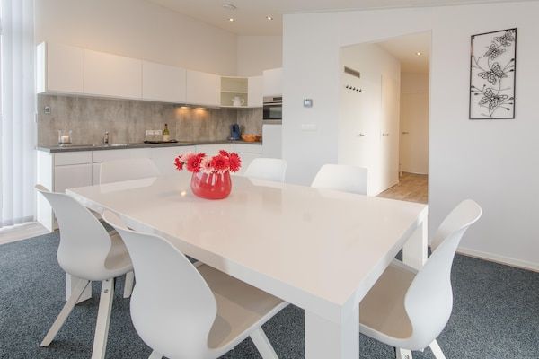 Eetkamer - Appartement aan de Nederlandse kust in Wemeldinge (5)