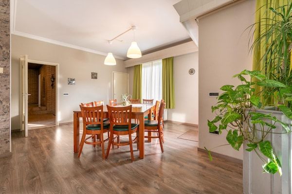 Eetkamer - Ruime villa met privébioscoop, wellness in Herpen (2)