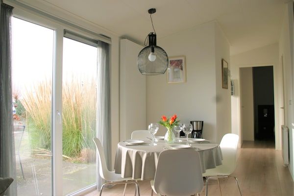 Woonkamer - Chalet aan het meer in Zeeland in Wemeldinge (5)