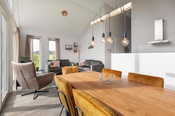 Woonkamer - Zonnige villa met tuinpatio in Tynaarlo (1)
