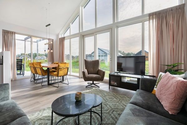 Woonkamer - Zonnige villa met tuinpatio in Tynaarlo (5)