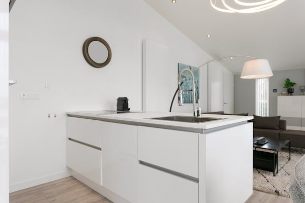 Keuken - Chalet in Zeeland bij schilderachtige vijver in Wemeldinge (5)