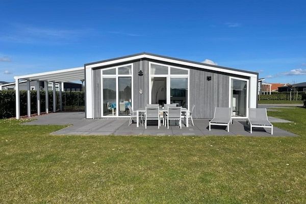 Buitenkant - Chalet in Zeeland bij schilderachtige vijver in Wemeldinge (1)