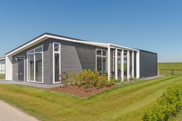Buitenkant - Huis in Zeeland met terras bij de dijk in Wemeldinge (1)