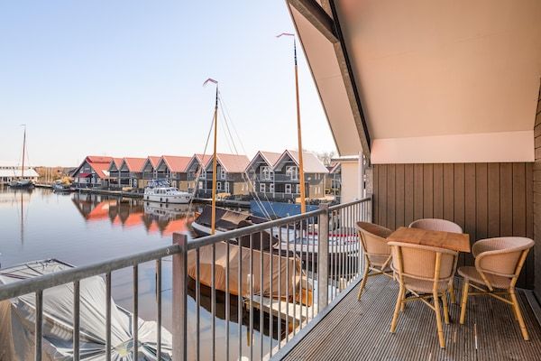 Terras - Gezellig vakantiehuis in centrum van Terherne in Terherne (2)